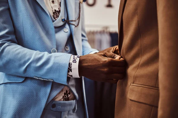 Елегантно одягненими афро-американських людина працює в магазині класичний чоловічий одяг. — стокове фото