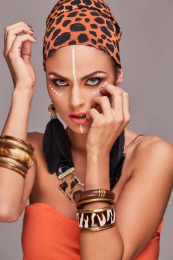 Yüz ve dudak üzerinde el ile poz baş ve aksesuarlar, renkli şal giyen baştan çıkarıcı güzel kadın.