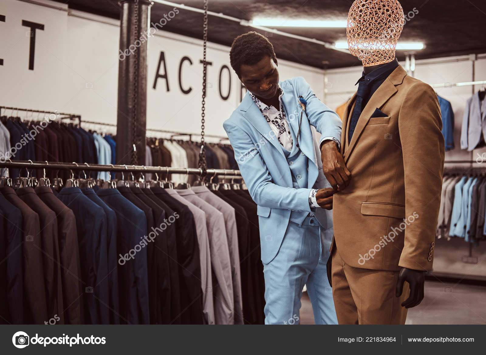 古典的な紳士服店で働いていたエレガントな服装のアフリカ系アメリカ人男性 ストック写真 C Fxquadro 古典的な紳士服店で働いていたエレガントな服装のアフリカ系アメリカ人男性 ストック写真 C Fxquadro