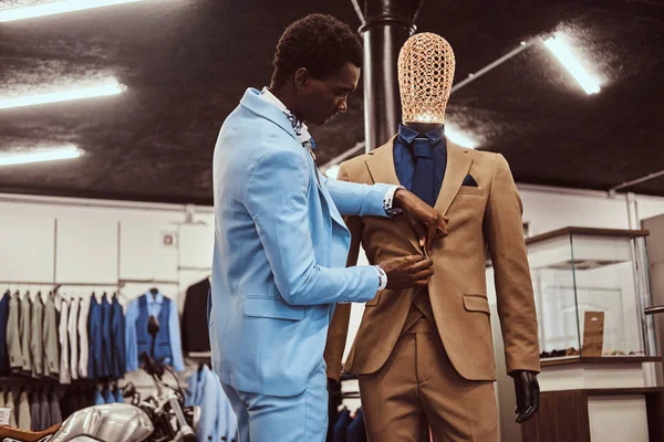 Elegantemente vestito uomo afro-americano che lavora al classico negozio di abbigliamento maschile . — Foto Stock