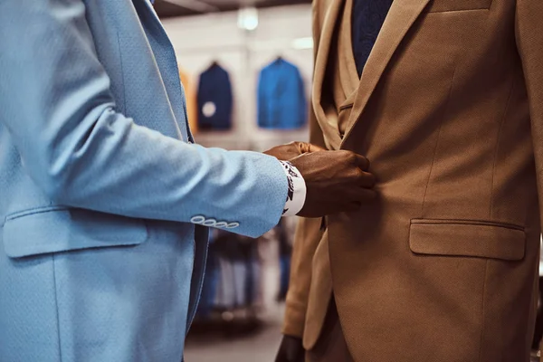 Homem afro-americano elegantemente vestido trabalhando na loja de moda masculina clássica . — Fotografia de Stock