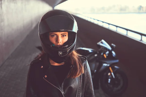 Close-up retrato de uma menina motociclista dentro da ponte . — Fotografia de Stock