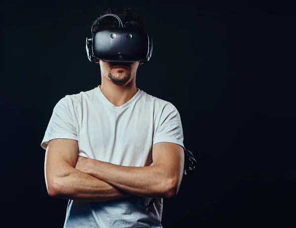 Man met borstelharen gekleed in een wit overhemd spelen met VR-bril. — Stockfoto