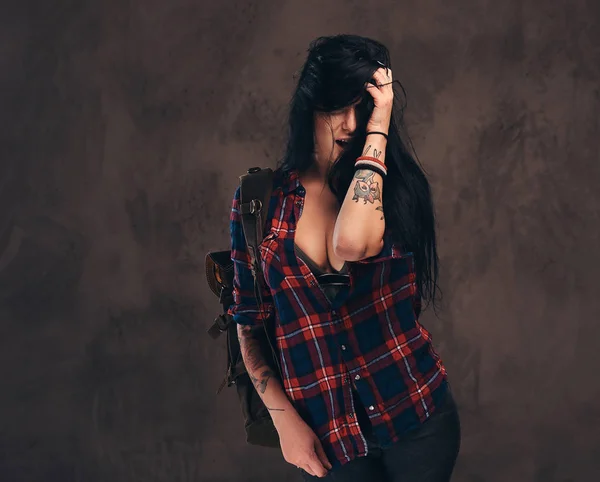 Baştan çıkarıcı dövmeli hippi kız bir stüdyoda poz. — Stok fotoğraf