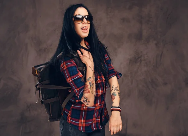 Σαγηνευτικό τατουάζ hipster κορίτσι που παρουσιάζουν σε ένα στούντιο. — Φωτογραφία Αρχείου