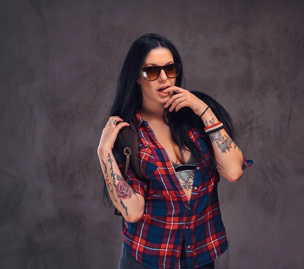 Verführerische tätowierte Hipster-Mädchen posiert in einem Studio. — Stockfoto