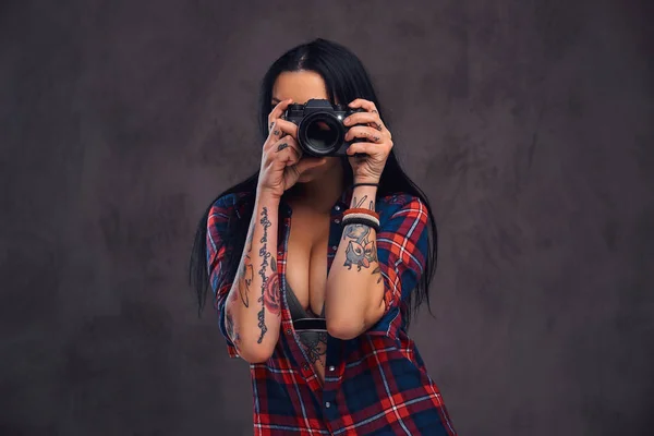Tatuażem dziewczyna biorąc zdjęcie patrząc na kamery w studio. — Zdjęcie stockowe