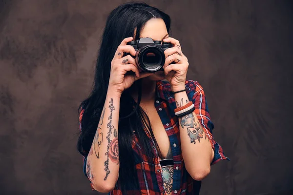 Tetovaný Bokovky Dívka Která Nosí Červené Rozepnuté Kostkovanou Košili Fotografování — Stock fotografie