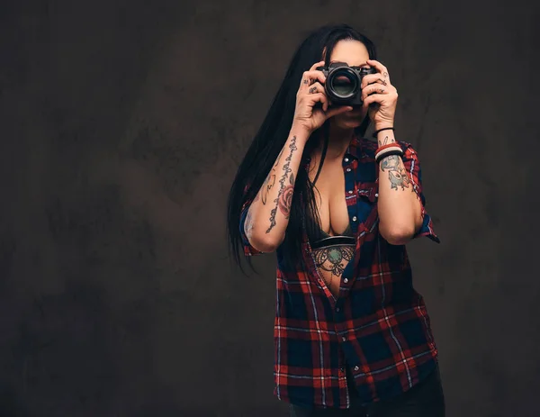 Uwodzicielski Hipster Tatuażem Dziewczyna Ubrana Czerwony Rozpiętej Kraciastej Koszuli Pozowanie — Zdjęcie stockowe
