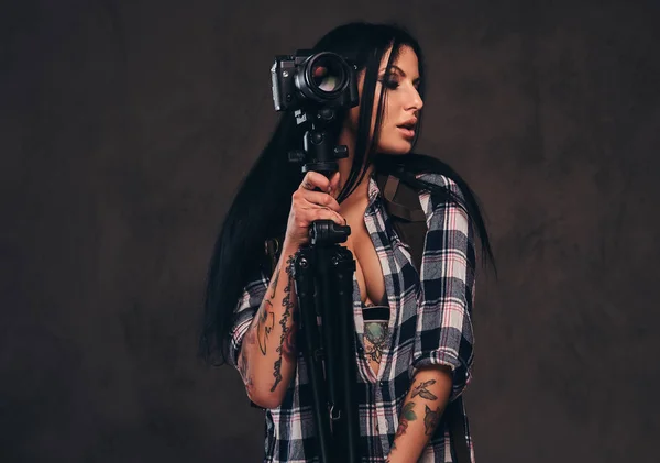 Svůdné Tetovaný dívka, která nosí rozepnuté kostkovaná košile dívka pózuje s kamerou. — Stock fotografie