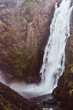 Şelale rocky Dağları'nda. Norveç'te şaşırtıcı doğa.