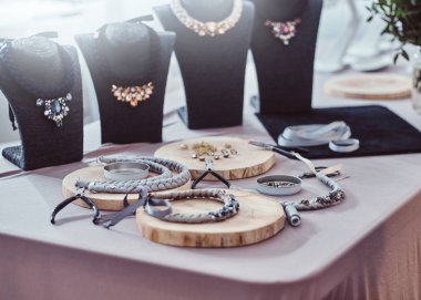 İğne ve iplik atölyesinde çalışan el yapımı kolye, zarif giyimli kadın yapar.