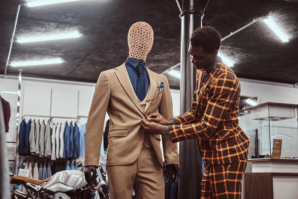 Uomo afro-americano vestito in abito elegante alla moda, che lavora al classico negozio di abbigliamento maschile . — Foto Stock