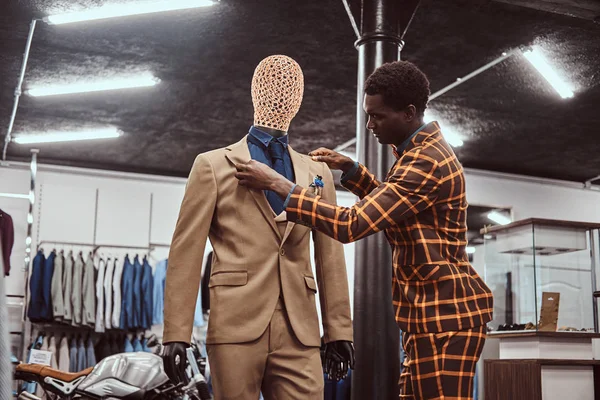 Homem afro-americano vestido em terno elegante da moda, trabalhando na loja de moda masculina clássica . — Fotografia de Stock