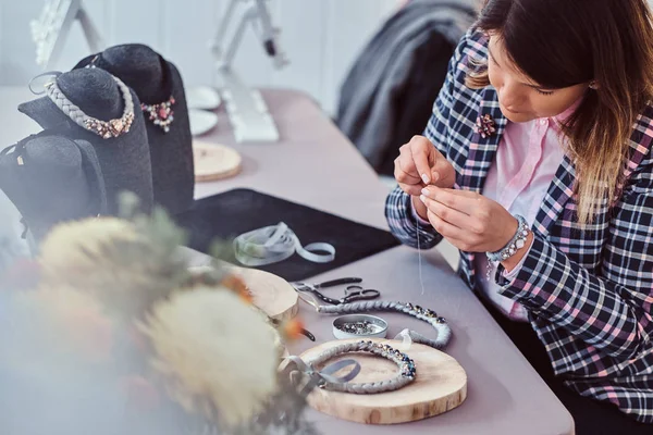 Elegancko ubrana kobieta sprawia, że Naszyjniki ręcznie robione, praca z igły i nici w warsztacie. — Zdjęcie stockowe