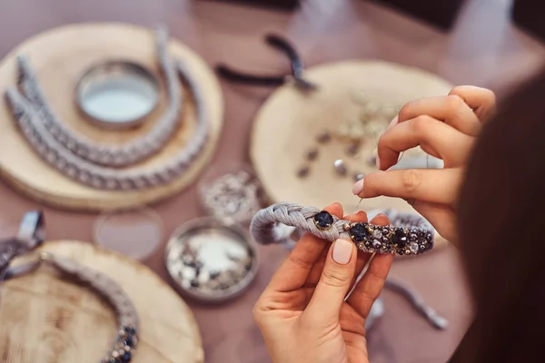 Крупный план женских рук, которые делают ожерелья ручной работы — стоковое фото