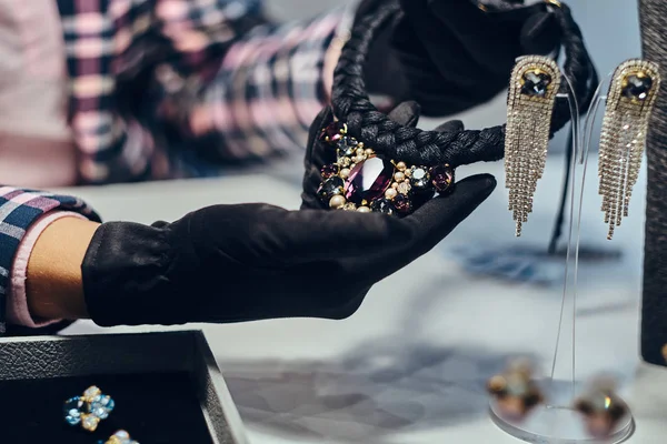 Detail fotografie představují nákladné náhrdelník s drahokamy v obchodě šperky šperky pracovníka. — Stock fotografie