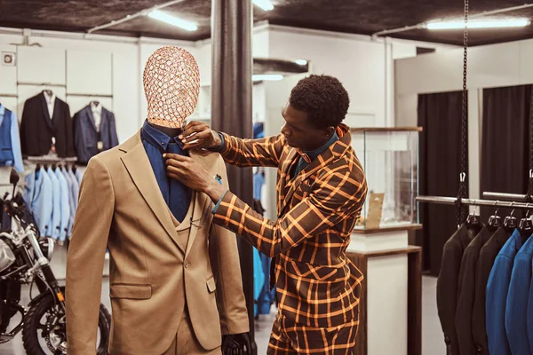 Homem afro-americano vestido em terno elegante da moda, trabalhando na loja de moda masculina clássica . — Fotografia de Stock