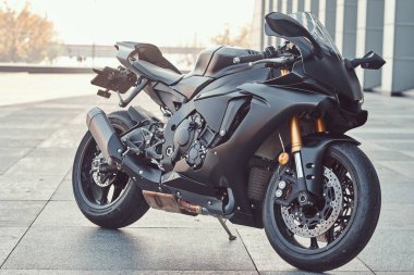 Çevre bina dışında siyah bir superbike yakın çekim fotoğraf.