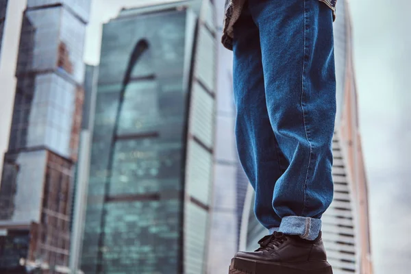 Beine eines trendig gekleideten Hipster-Mädchens vor Wolkenkratzern in Moskau. — Stockfoto