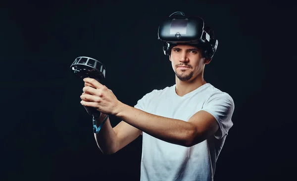 Foto de hombre caucásico con cerdas vestidas con camisa blanca usando gafas 3d con joysticks . —  Fotos de Stock