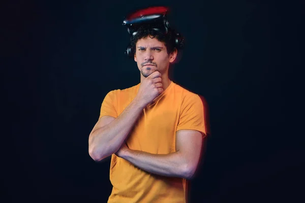 Retrato de um homem pensativo com cerda em camisa amarela vestindo óculos de realidade virtual . — Fotografia de Stock