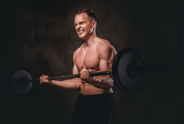 Sport en motivatie concept. Jonge shirtless sportman holding een barbell en doen oefening op biceps. — Stockfoto