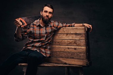 İşçisi, marangoz, karanlık bir arka plan üzerinde izole bir stüdyoda bir testere tutan el işleri ustası.