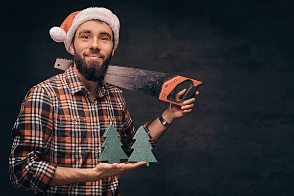 Concepto de Navidad. Trabajador, carpintero, manitas posando con una sierra . — Foto de Stock