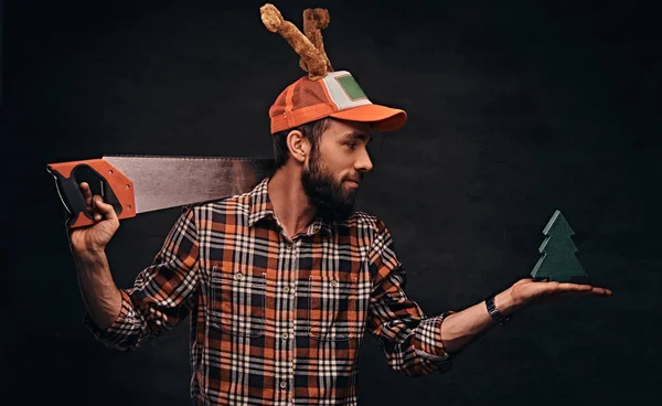 Concepto de Navidad. Trabajador, carpintero, manitas posando con una sierra . — Foto de Stock