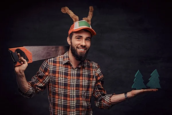 Concepto de Navidad. Trabajador, carpintero, manitas posando con una sierra . — Foto de Stock