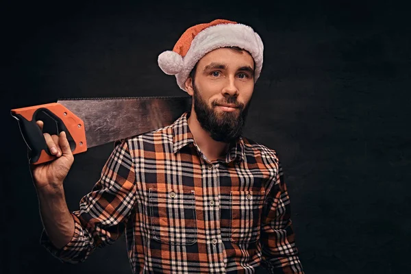 Concepto de Navidad. Trabajador, carpintero, manitas posando con una sierra . — Foto de Stock