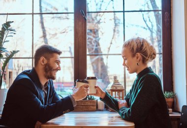 Romantik Çift kafede kahve içme ve söz. 