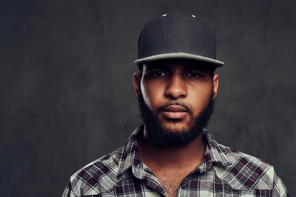 Afričan-americká chlap nosí kostkované košile a čepice — Stock fotografie