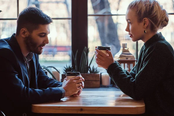 Romantyczna para w kawiarni jest picie kawy i mówienie. — Zdjęcie stockowe