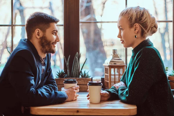 Romantik Çift kafede kahve içme ve söz. 
