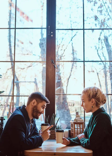Casal romântico no café está bebendo café e falando . — Fotografia de Stock