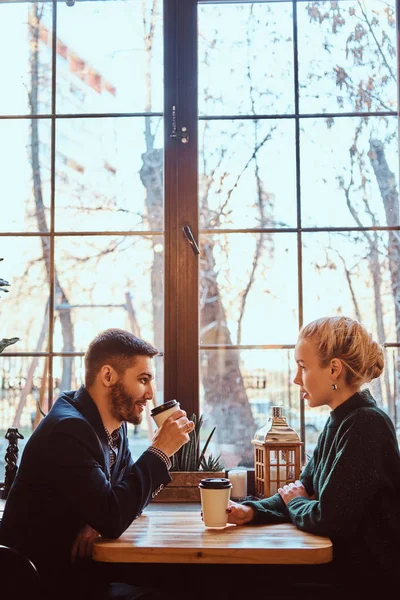 Романтическая пара в кафе пьет кофе и разговаривает . — стоковое фото