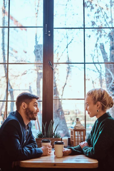 Romantisches Paar im Café trinkt Kaffee und redet. — Stockfoto