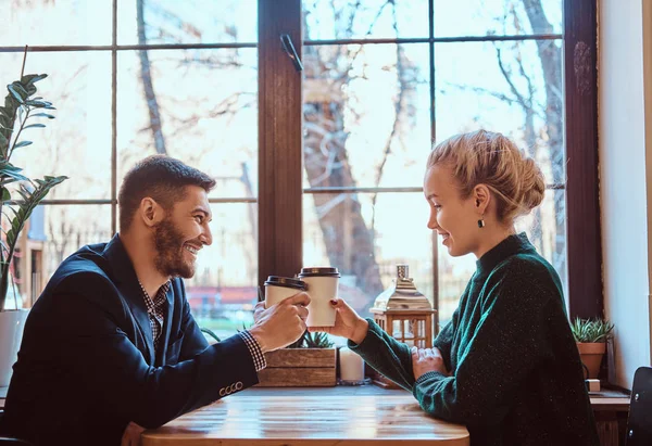 Романтическая пара в кафе пьет кофе и разговаривает . — стоковое фото