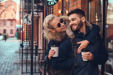 Güzel bir kızın erkek arkadaşı dışında kafe yakınındaki hugs.