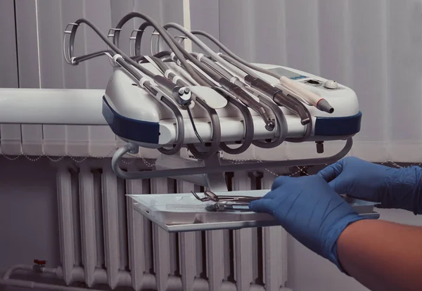 Werkzeuge aus nächster Nähe in der modernen Zahnarztpraxis. — Stockfoto