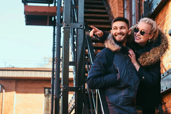 Una joven pareja feliz está pasando tiempo juntos al aire libre . —  Fotos de Stock