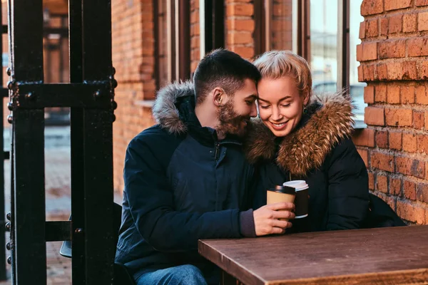 Een jonge gelukkige paar is samen tijd doorbrengen. — Stockfoto