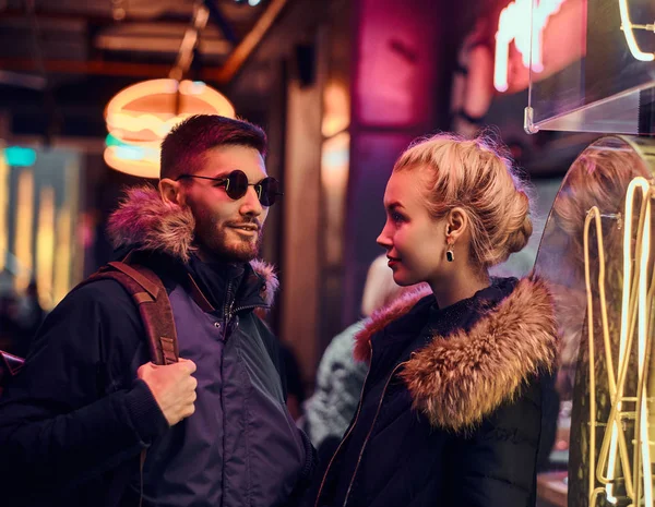 A beautiful girl and handsome man standing in the night on the street. — Stock Photo, Image