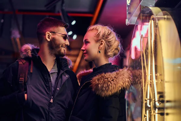 Una hermosa chica y un hombre guapo de pie en la noche en la calle . — Foto de Stock