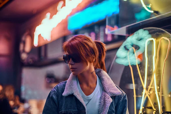 Стильная рыжая девушка, стоящая ночью на улице . — стоковое фото