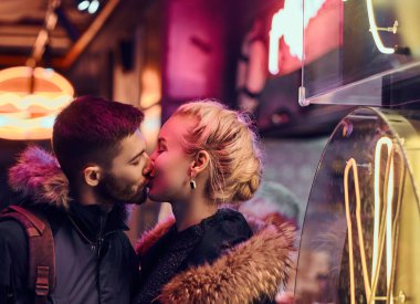 Çekici çift aşık. Güzel bir kız gece sokakta duran erkek kisses.