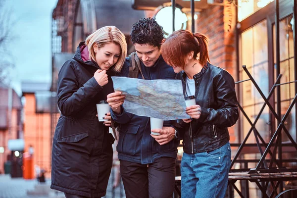 Groep toeristen plaats op de kaart zoeken — Stockfoto