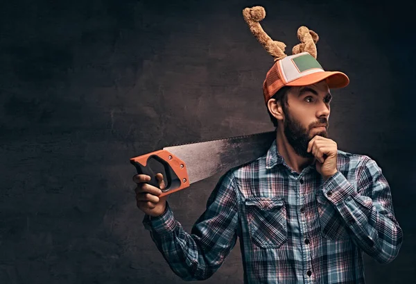 Concepto de Navidad. Trabajador, carpintero, manitas posando con una sierra . — Foto de Stock